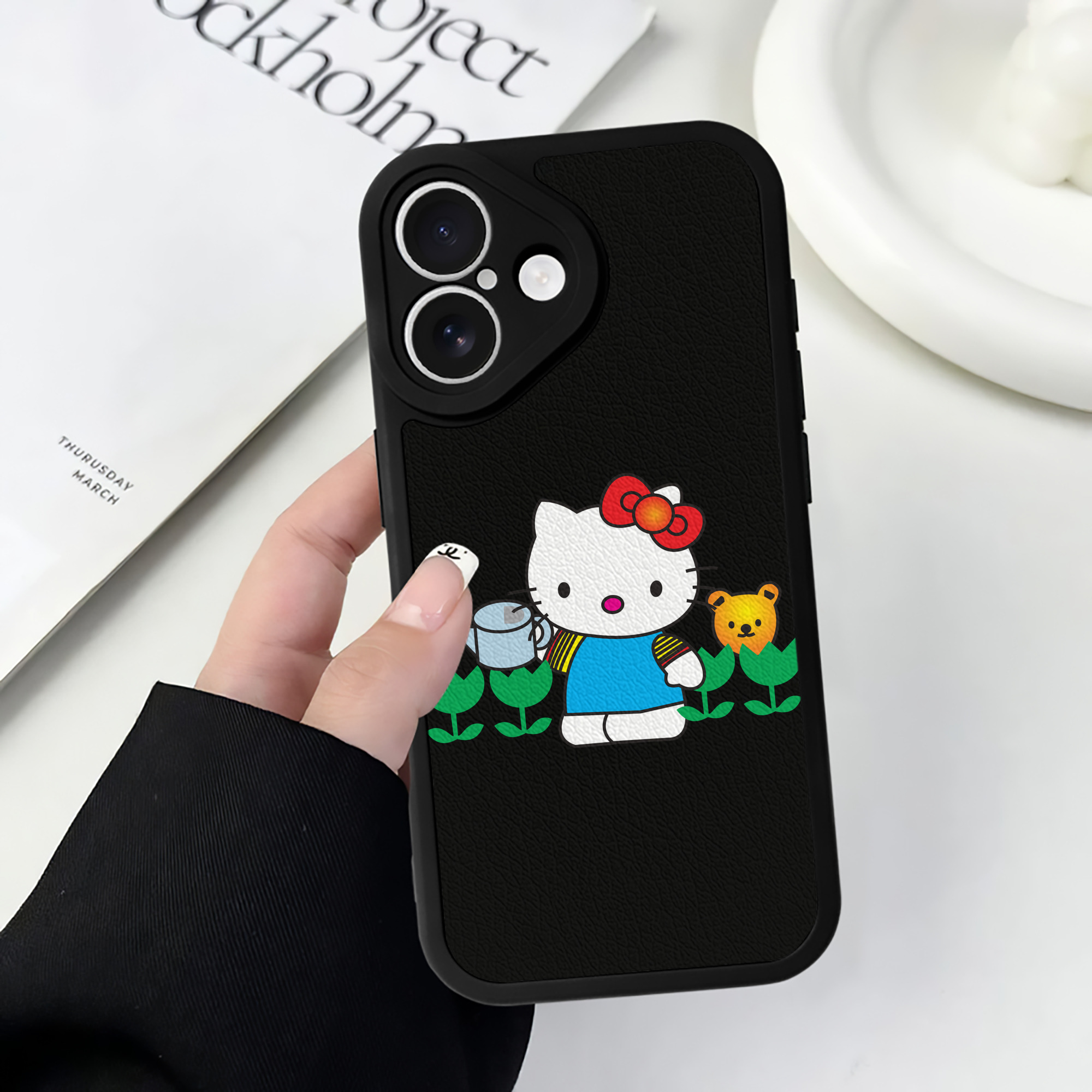 （画像用） Hello Kitty ハローキティ 【iPhone 16シリーズ対応】シリコンスマホケース（レザー調） 材質：シリコン